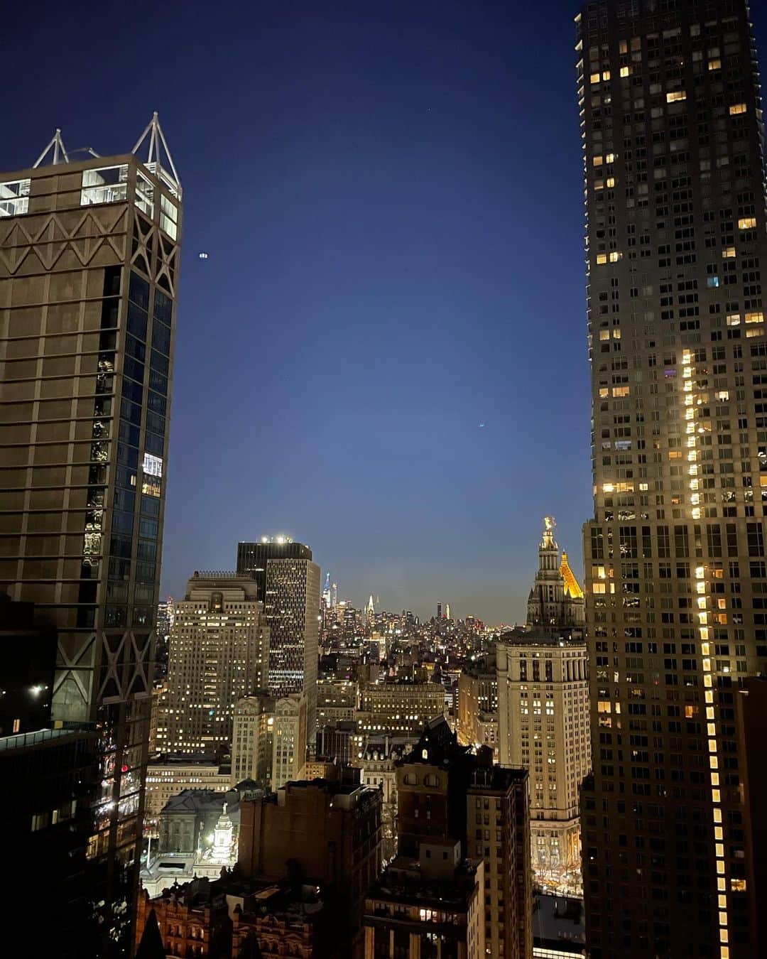 滝沢結貴のインスタグラム：「𝓣𝔀𝓲𝓵𝓲𝓰𝓱𝓽  NYの朝6時。トワイライトが綺麗。 まだ暗いけど、だんだん日が昇るのが早くなってきてて嬉しいなぁ😊早起きさいこう☺️  #nofilter #nylife #ニューヨーク生活 #海外生活 #ニューヨークライフ #YUKIINNYC」