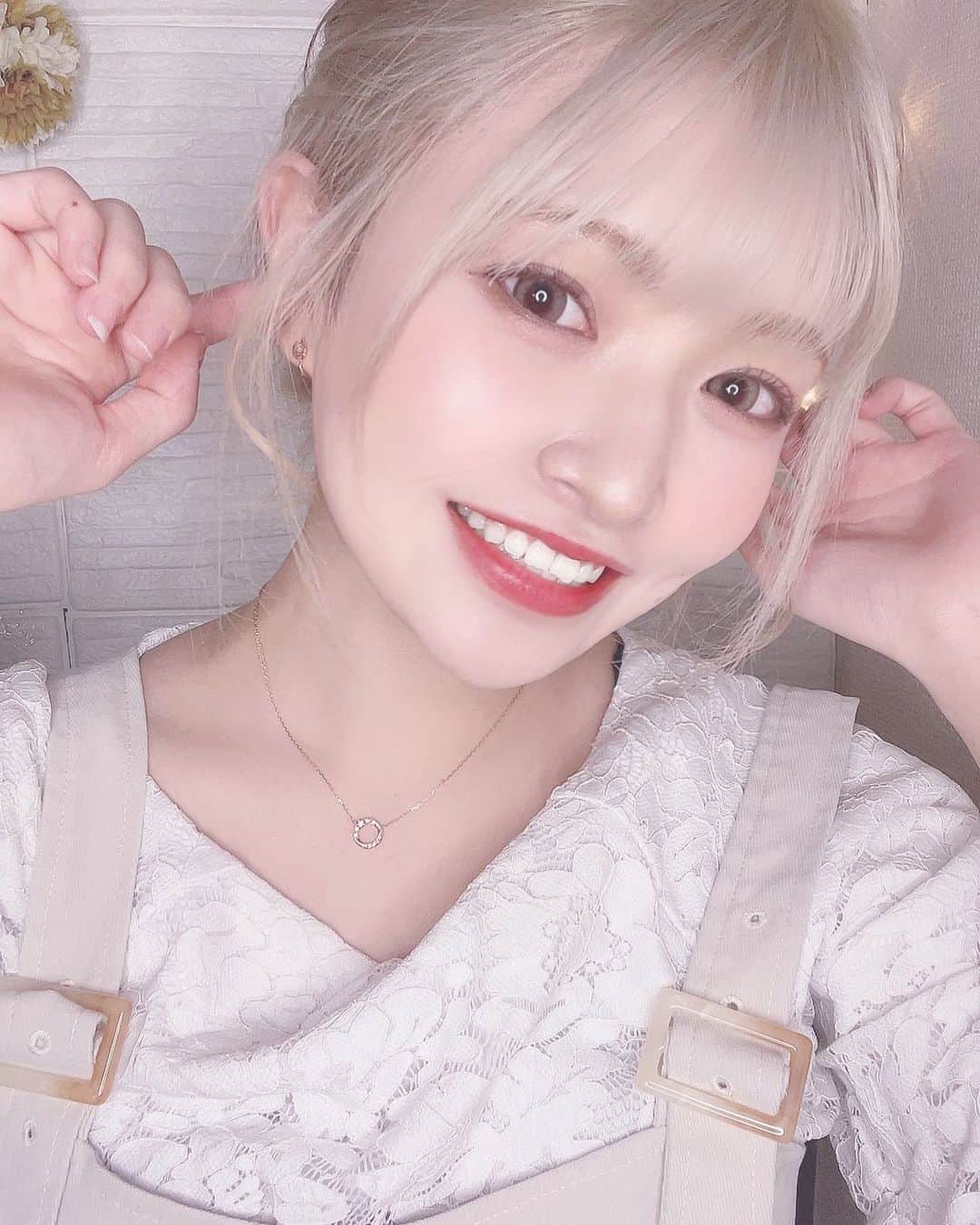 天乃七夕のインスタグラム：「ボブにしてから初のヘアアレンジ♡  #ハイトーンボブ #ボブヘア #ボブヘアアレンジ #犬 #猫 #ネコ #派手髪 #白コーデ #透明感 #dog #cat #followｍe #follow」