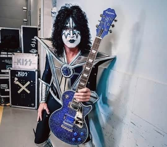 KISSさんのインスタグラム写真 - (KISSInstagram)「The Ultimate #KISS for Valentine's Day! Bid on 3 awesome #KISS packages & help out with a great cause - @sknvue - Skin Cancer Nonprofit.   Bid now at https://t.co/LmNBPKeIZJ」2月9日 7時13分 - kissonline