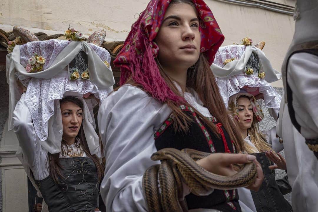 thephotosocietyさんのインスタグラム写真 - (thephotosocietyInstagram)「Photo  by @_giuseppenucci / Cocullo (AQ), Italy - May 2019. Some girls, dressed in the typical local costume, prepare to the procession on day of the celebrations for San Domenico bringing with them snakes and loaves to offer to the saint. The ancient rite, that researchers relate to cult of the goddess Angizia or to the cult of the saint, has its roots in peasant life and in the pastoral toil of the transhumance, continually threatened by poisonous snakes. In ancient times, coming to Cocullo and placing on the neck of children the darting and ambiguous head of the snakes meant to foretell them against the risk of future evils, as reported by the anthropologist Alfonso di Nola. The rite still exists, despite being a shepherd is today an exception. Follow @_giuseppenucci for more pictures and stories. @thephotosociety @natgeo #hiddenitaly #transhumance #transhumancecolantuono #tratturinetwork #discovermolise #traveltoitaly」2月9日 7時22分 - thephotosociety