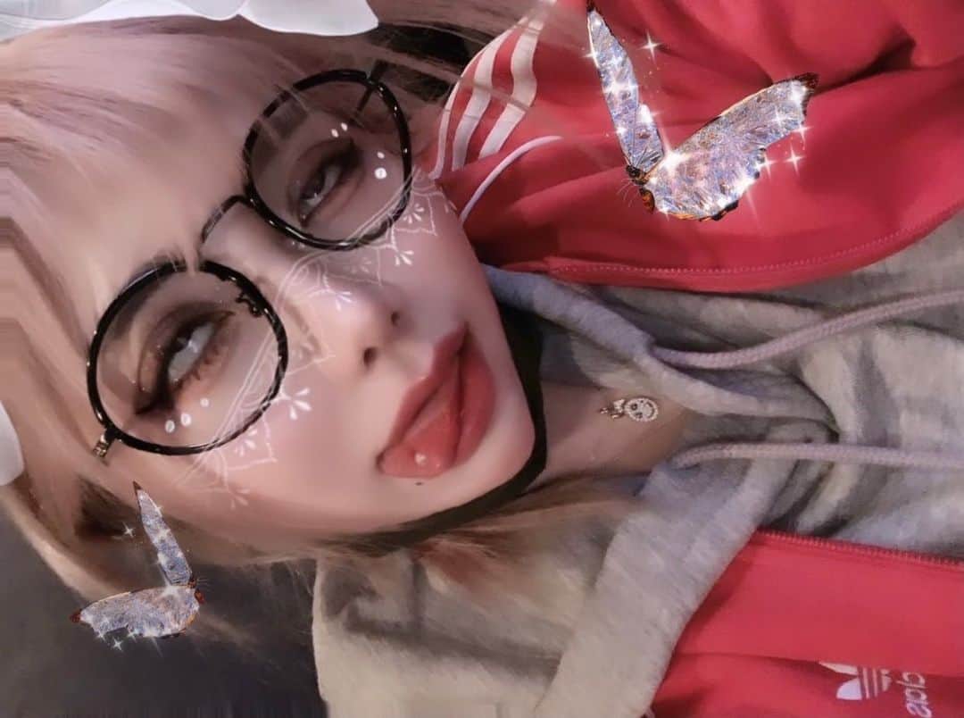 こはまるのインスタグラム：「引きこもりすぎて 載せる写真がないってゆうのは秘密だよ卍 ヒロアカにハマりすぎて 毎日泣いてるこれほんと🦸🏼‍♀️🦸🏼」