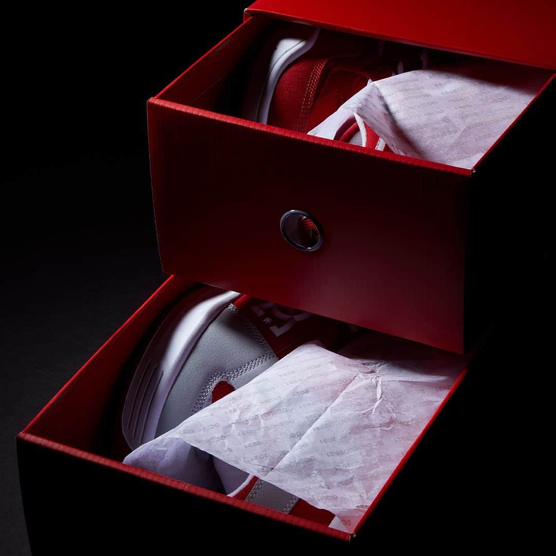 DCシューズのインスタグラム：「2021 DOUBLE BOX. 🔴⚪️  AVAILABLE IN THE US ON FEBRUARY 13TH AT THE FOLLOWING SHOPS:  @BLACKLIST_LBG @BLACKSHEEPSKATESHOP @GRANDEUR1 @KINETICSKATEBOARDING @NOCTURNALSKATE @UPRISESKATESHOP  ANZ, JAPAN, EUROPE AND UK DROP DATES TO BE ANNOUNCED SOON.」