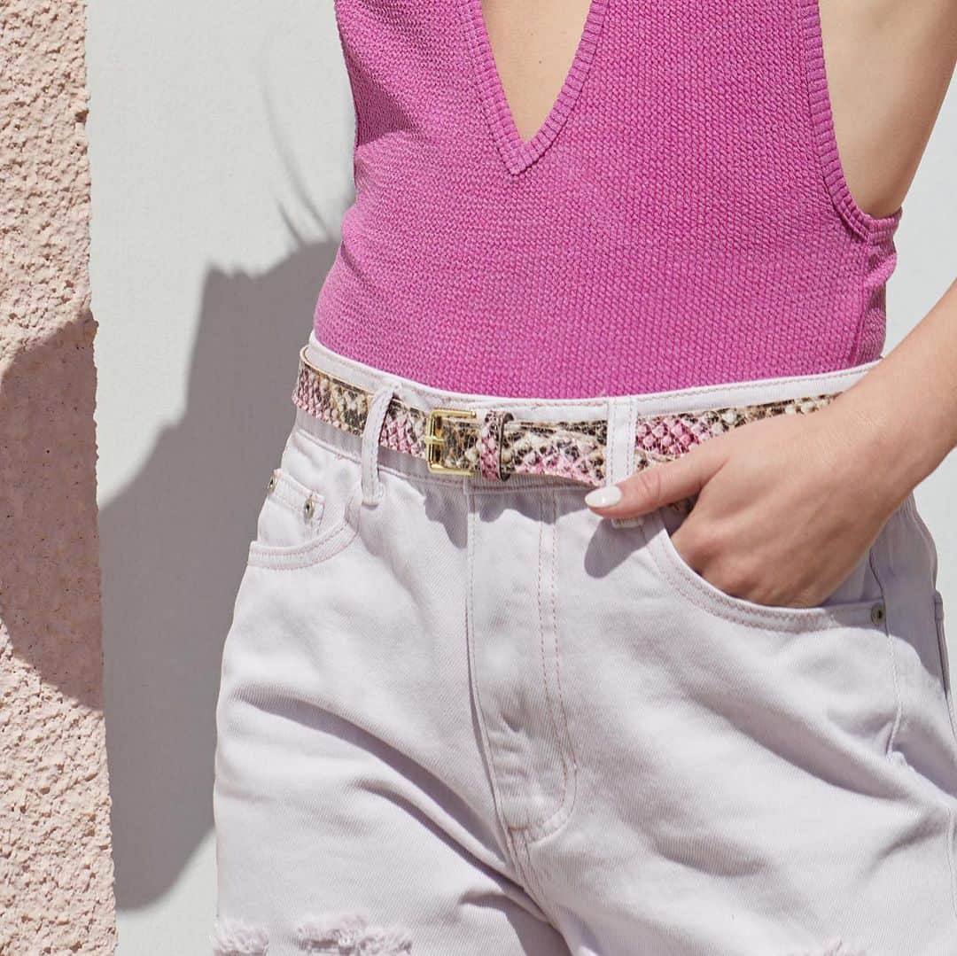 のインスタグラム：「Add a pop of color with our Abby Belt 💖 shown here in Tropical Pink Snake!」