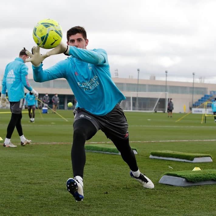 ティボ・クルトゥワのインスタグラム：「Esto no para! Listos para volver a Valdebebas y enfrentarnos al Getafe! #HalaMadrid」