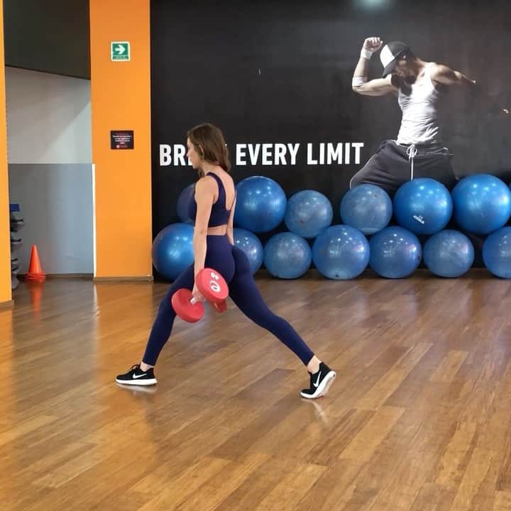 ヤネット・ガルシアのインスタグラム：「Mancuernas de 40+40= 80 LBS 💪🏻🔥Las personas que no son capaces de hacer algo te dirán que tú tampoco puedes! Si quieres algo solo ve por ello y punto. @fitplan_app “Los resultados de la disciplina y determinación JAMÁS los encontrarás en un quirófano “  Si se puede!!! Just keep going 🍑🔥」