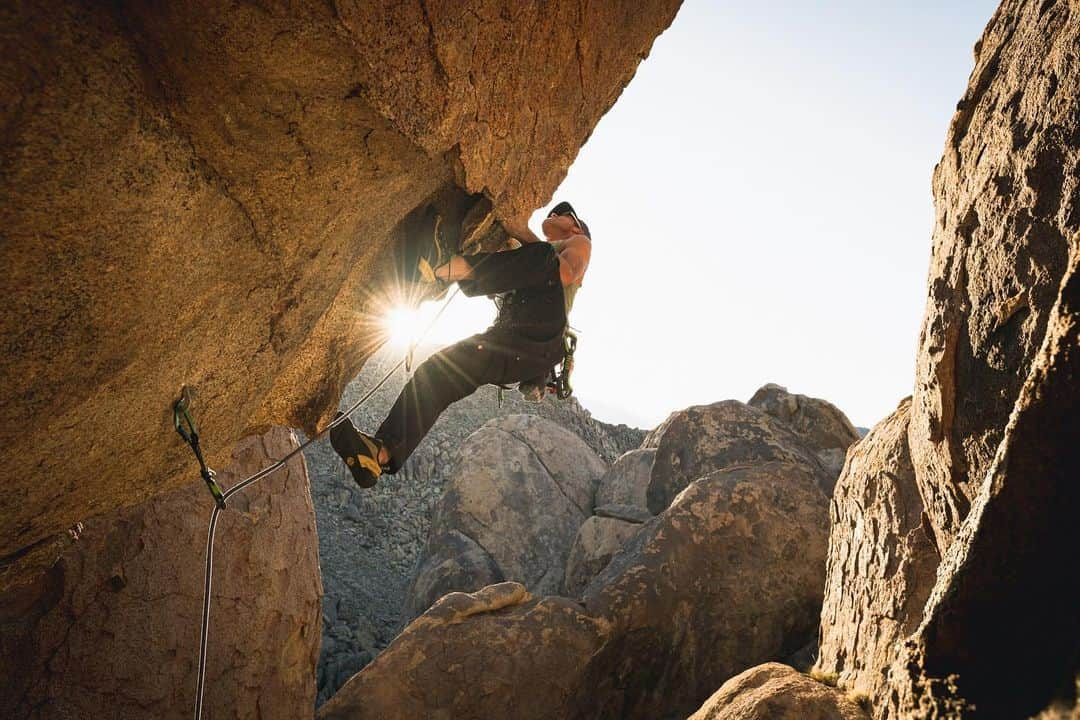 patagoniaさんのインスタグラム写真 - (patagoniaInstagram)「As visitation increases year after year, the Alabama Hills are experiencing rapid transformation and the impacts that come with it. ⁠The popularity of rock climbing has been surging at an unsustainable pace. But some people are working to ensure that it doesn’t get loved to death.⁠⁠  ⁠⁠ Follow the link in bio to read “Freedom of the Hills”.⁠⁠ ⁠⁠ Photos: Matthew Tufts / @matthew_tufts」2月9日 7時48分 - patagonia