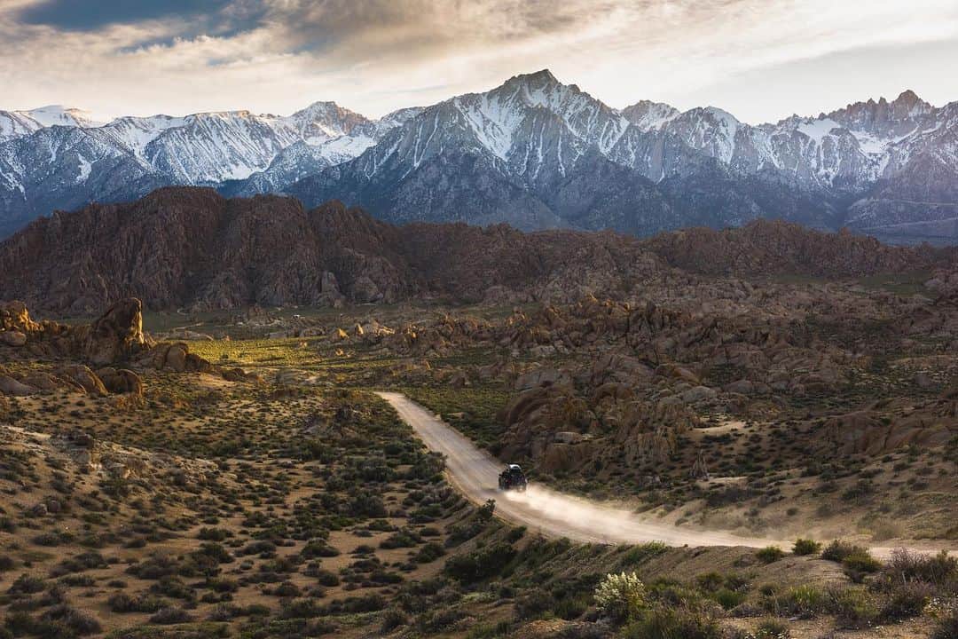 patagoniaさんのインスタグラム写真 - (patagoniaInstagram)「As visitation increases year after year, the Alabama Hills are experiencing rapid transformation and the impacts that come with it. ⁠The popularity of rock climbing has been surging at an unsustainable pace. But some people are working to ensure that it doesn’t get loved to death.⁠⁠  ⁠⁠ Follow the link in bio to read “Freedom of the Hills”.⁠⁠ ⁠⁠ Photos: Matthew Tufts / @matthew_tufts」2月9日 7時48分 - patagonia