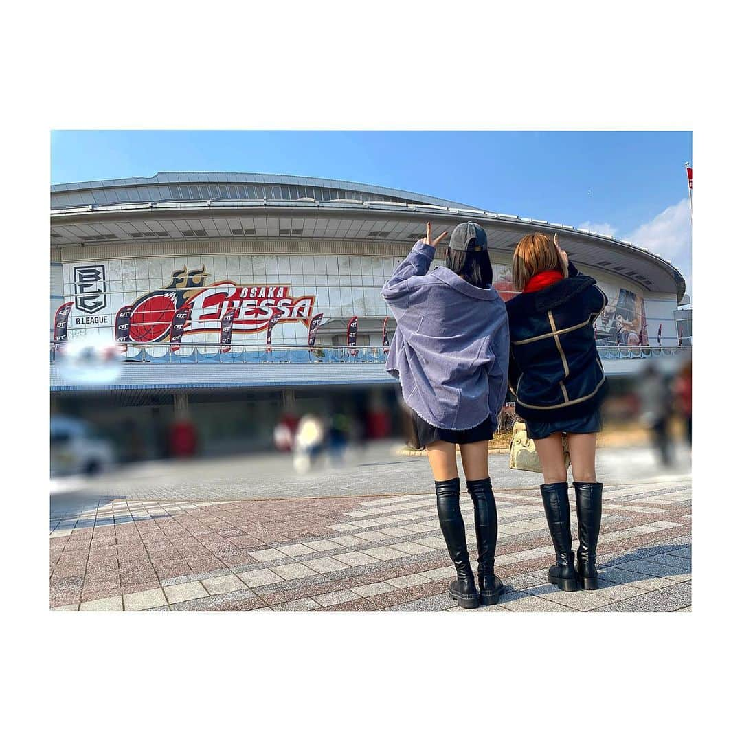 YURINAのインスタグラム：「・﻿ 🏀📣🏟💋🖤﻿ ﻿ ﻿ 📸 with YUI💋 @yui_bsgirls_367  ﻿ ﻿ 𝐺𝑜𝑜𝑑 𝑀𝑜𝑟𝑛𝑖𝑛𝑔 ☀︎﻿ ﻿ ﻿ ﻿ ﻿ 先日、大阪エヴェッサさんのホームゲームの﻿ 試合観戦に行かせて頂きました📣﻿ ﻿ ﻿ しっかり感染予防対策を行なった上での試合観戦😷﻿ ﻿ ﻿ ﻿ 試合は惜しくも敗戦となりましたが、、、﻿ 熱い試合で見てる方も熱くなりました🔥✊🏼﻿ ﻿ ﻿ 2019年の時にコラボパフォーマンスさせて﻿ 頂いたBTさんのパフォーマンス素敵でした✨﻿ ﻿ ﻿ ﻿ ﻿ プロ野球も開幕が待ち遠しい〜〜〜。﻿ ﻿ ﻿ ﻿ ﻿ 新メンバーYUIとも沢山話せて良かったです🥰﻿ ﻿ ﻿ ﻿ ﻿ ﻿ ﻿ #オリックス #Bs2021 #BsGirls﻿ #baseball #プロ野球 #ORIX #avex﻿ #オリックスバファローズ #野球女子﻿ #野球好きと繋がりたい #京セラドーム大阪﻿ #オリックス女子 #インスタ野球女子﻿ #yurina_359  #BsGirls2021 #performer﻿ #dance #全力パフォーマンス #黒髪ストレート﻿ #黒髪ポニーテール #高身長女子 #筋トレ女子﻿ #大阪エヴェッサ #舞洲 #舞洲プロジェクト﻿ #おおきにアリーナ舞洲 #サンロッカーズ渋谷﻿ #Bリーグ #followme #likeforlike」