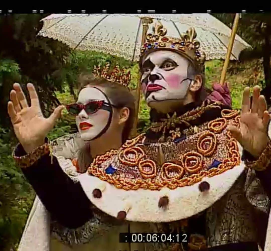 マリオン・コティヤールのインスタグラム：「Mon papa et moi. J’ai 15 ans environ. Une adaptation bien barrée du “Chat botté”. 🤩My dad and I. I was about 15. A crazy adaptation of “Puss in Boots”. 😻」