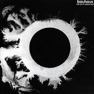 中村松江さんのインスタグラム写真 - (中村松江Instagram)「今日の一曲はBauhausで昨日紹介のイーノの曲のカバー、『Third Uncle』です✨ アルバム「The Sky's Gone Out」に収録。 バウハウス、1982年リリースのアルバムからの一曲です✨ 以前同じアルバムから『スピリット』を紹介してます😄 バウハウスはデヴィッド・ボウイの『ジギー・スターダスト』やT・レックスの『テレグラム・サム』もかっこよくカバーしてますが、この『サード・アンクル』もなかなかアグレッシブでオリジナルとまた違った味わいで素晴らしいです👍 (№522) #歌舞伎 #中村松江 #bauhaus #thirduncle #thesky'sgoneout」2月9日 7時52分 - matsue_nakamuraofficial