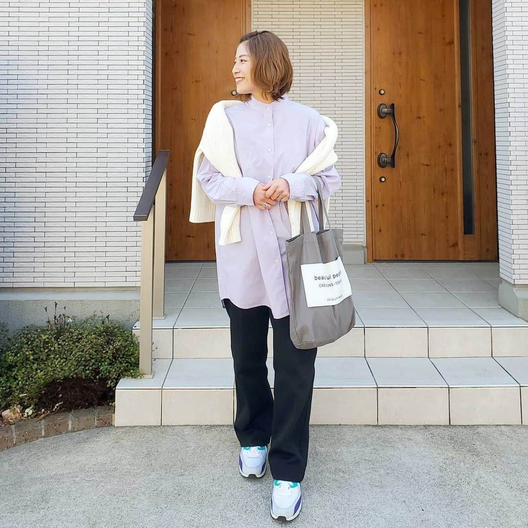 aicoco0202のインスタグラム：「. . . . . . ★#outfit ★ . . . . メンズライクなサイズ感が可愛い #UNIQLOU の#オーバーサイズシャツ は 落ち着いたやさしい色味に惹かれて ラベンダーカラーを追加しました😊🎵 . . この土日は春みたいな暖かさだったから、 シャツの下にヒートテック仕込めば アウターなしで着られてうれしかったな〜❤ . . . . Shirt・Pants… @uniqlo @uniqlo_ginza @uniqlo_with #UNIQLO#ユニクロ Shoes… @nike #airmax90 Bag…  @beautifulpeople_officialsite  . . . . #code#30代ファッション#30代コーデ#アラサーコーデ#プチプラコーデ#プチプラファッション#シンプルコーデ#大人カジュアル#きれいめカジュアル#カジュアルコーデ#シンプルコーデ#ニットコーデ#ママコーデ#ママファッション#春コーデ#uniqloginza2021SS#uniqlo2021SS#ユニジョ#上下ユニクロ部#上下ユニクロ#locari#ユニクロ21春夏何買った#大人ユニクロ部#お洒落さんと繋がりたい」