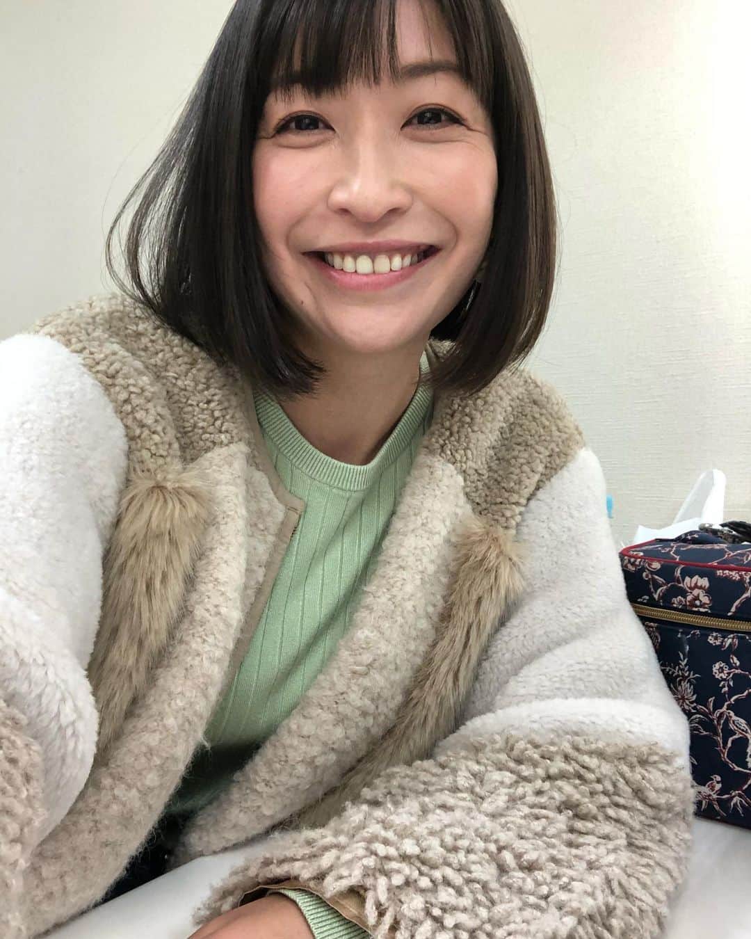のインスタグラム：「おはようございます🌞 寒いけどいいお天気＼(^ω^)／ 今日も良い一日を〜🍀😷☺️ 新しいおもちゃに大興奮🐶🐶💨またたび入り🐈 🐟留守番してたハナハルにお土産です🙋🏻‍♀️ 保護犬、保護猫の手作りチャリティグッズだよー( ´ ▽ ` ) 可愛くていろいろゲットしました😍✨ @nekosupport  地域猫保護活動団体ReLIFE🐈 @dogsalon.rip  トリミングサロンRIP✂️ #チワワ#ハナちゃん #チワマル#ハルくん #またたび入り#けりぐるみ#ピアス#マスク#ヘアゴム#チャリティグッズ#保護犬#保護猫#地域猫#殺処分ゼロ#ブリーダーレスキュー#野良猫#里親募集中#千葉県 #chihuahua #maltese #mixdog #doglover #dogstagram #catstagram」
