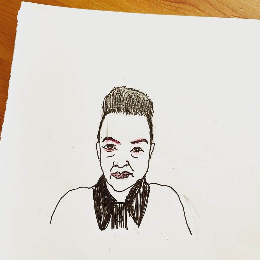 のインスタグラム：「追加で途中でやめたミズ・ミード。  I tried to draw Ms Mead , but I gave up...  @americanhorrorstory  #americanhorrorstory #アメリカンホラーストーリー #drawing#portrait #イラスト#似顔絵#ウクレレ#ukulele #ukulelelove #ukulelelife #ukuleleplayer #americanhorrorstoryapocalypse#msmead」