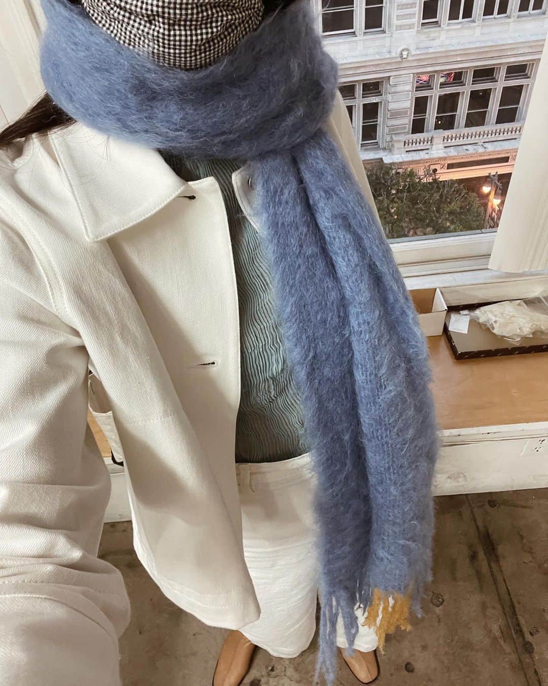 チャンルーのインスタグラム：「Keeping cozy at the office 💙」