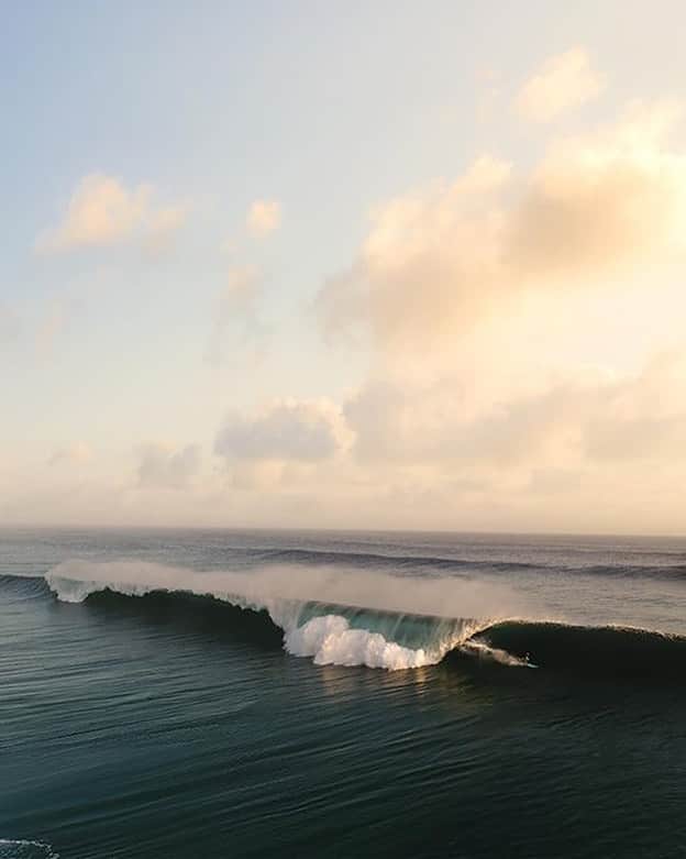カレントエリオットのインスタグラム：「welcoming a monday calm 🌊」