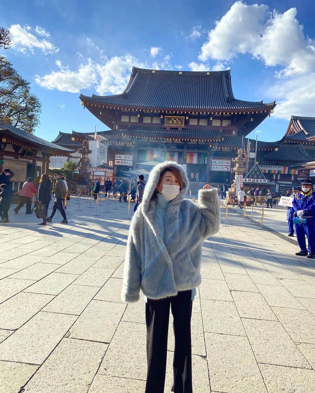木嶋真優のインスタグラム：「いつのことやねん！というくらい前ですが 今年の川崎大師🎍 時期をずらしていったこともあって きちんと距離を保てたよ🥳 モコモコでちゃんと防寒対策したし！  明日は18:45-第一生命ホールで 1時間休憩なしのMC入りのコンサート🎻 そのあと21:30-22:30限定で クラブハウスでアフタートークを タレント、リポーター、ニュースキャスターなど ひるおびでもご活躍の 小森谷徹さん、吉村 真人さんと その日のコンサートの感想、　 ホールでもオンライン(生配信)でも聞いてださった方とそうじゃない方も つまらなすぎてブロックしないように(w) 偏らないようにゆるく楽しく お話しできたらいいなと思っています。  今日も良い天気！ 素敵な一日になりますように😊  #私服」