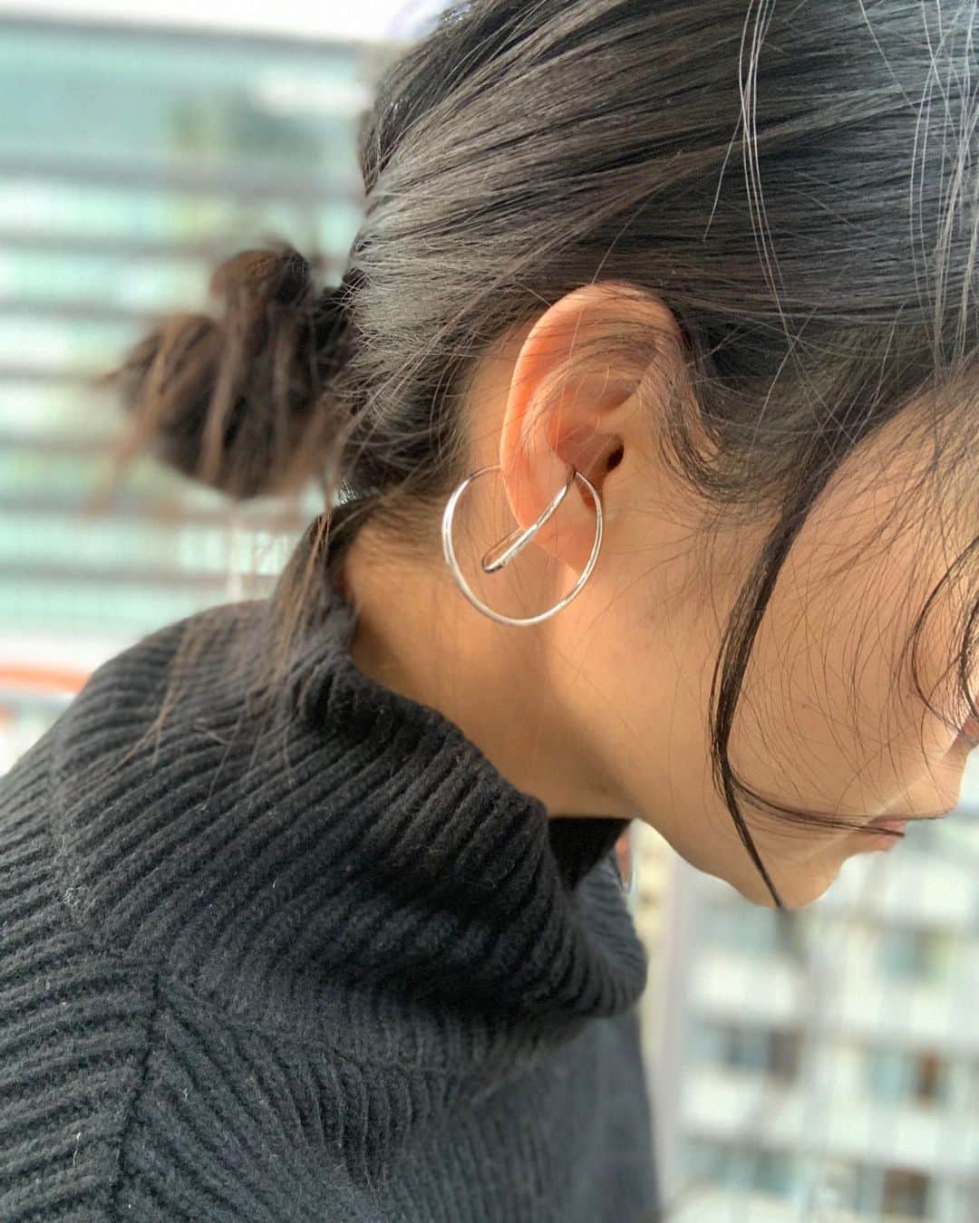 日下裕江さんのインスタグラム写真 - (日下裕江Instagram)「Favorite ear cuff✴︎✳︎＊  このカーブした ニュアンス感が好み♡  リングとお揃いな 感じにも見えて良い♪  #ring #earcuff  #accessories  #リング #イヤーカフ  #お気に入り #アクセ」2月9日 8時14分 - hiroe___h