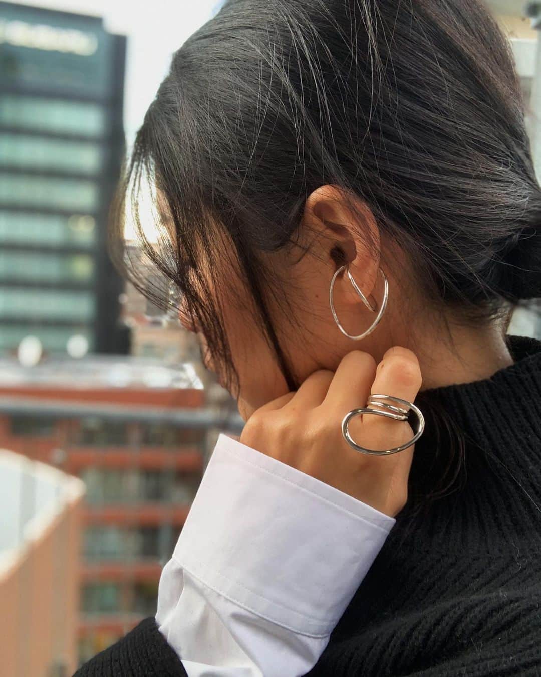 日下裕江のインスタグラム：「Favorite ear cuff✴︎✳︎＊  このカーブした ニュアンス感が好み♡  リングとお揃いな 感じにも見えて良い♪  #ring #earcuff  #accessories  #リング #イヤーカフ  #お気に入り #アクセ」