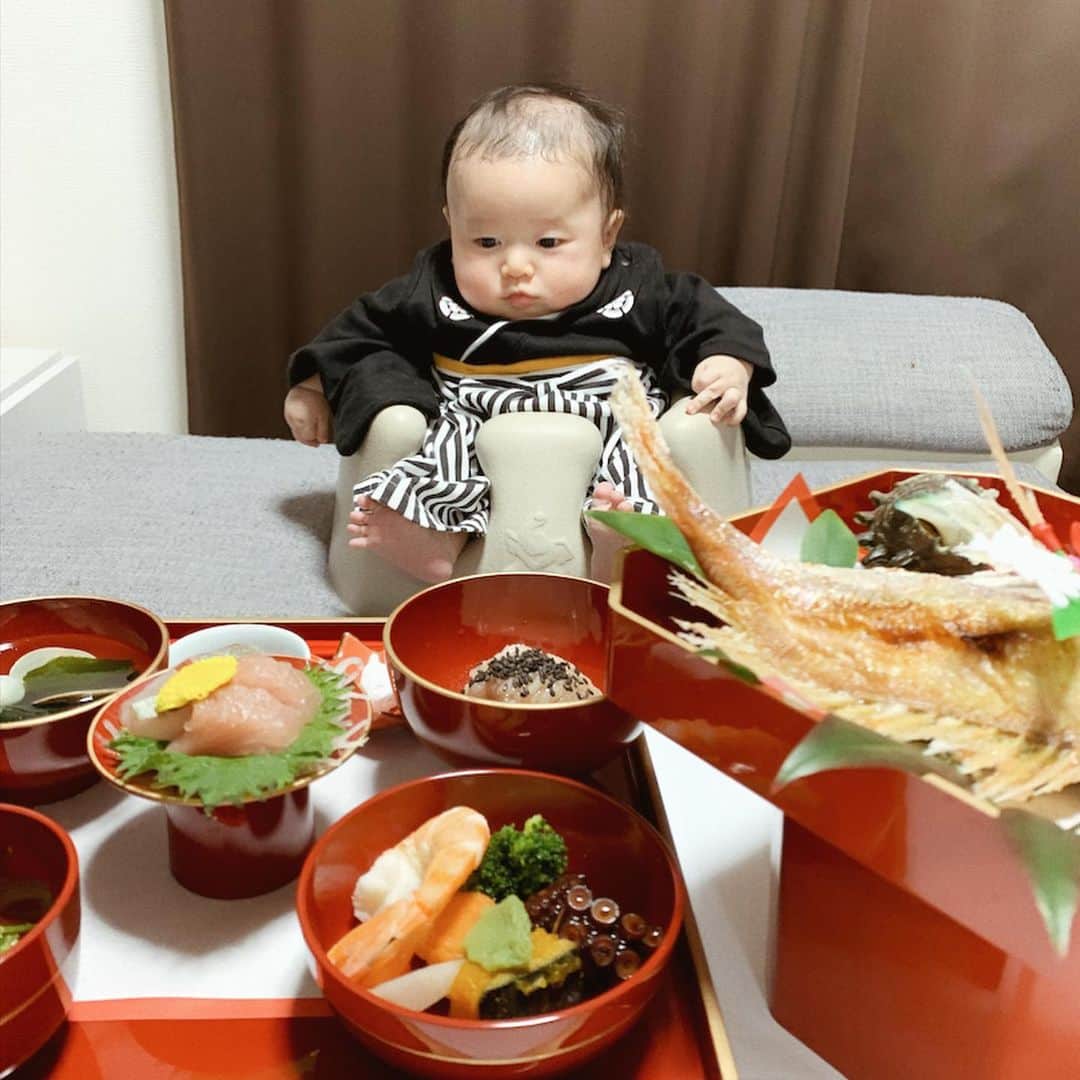 ayacasuのインスタグラム：「* * * お食い初め🥢 * パパから親方〜！とか西郷隆盛とか 呼ばれててわらった🤣 * お食い初めはすでに口パクパクさせてて ほんまに食べてまいそうな勢いでした😂🙌🏻 食いしん坊くんになりそうな予感しかない笑 最終的に👉🏽👉🏽スワイプして6枚目に注目っっ🤣 離乳食楽しみやなぁ🥰 初めては何がいいかな😚❣️ * 丈夫な歯が生えますように✨ 一生食べ物に困りませんように✨ * * * #お食い初め #おくいぞめ #お食い初めメニュー #家族写真 #西郷隆盛 #親方 #袴 #袴ロンパース #袴ベビー #赤ちゃんのいる生活 #100日祝い #生後3ヶ月 #3ヶ月ベビー #男の子ベビー #あやかすベビー #歯固め #バンボ #親バカ部 #仕出し割烹しげよし #和装#小杉」