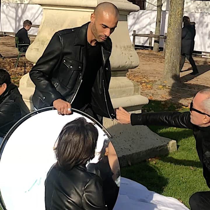ジトロワのインスタグラム：「Tournez manège, les enfants veulent jouer.  I Featuring our leather #jitrois coats.  More to discover on jitrois.com」
