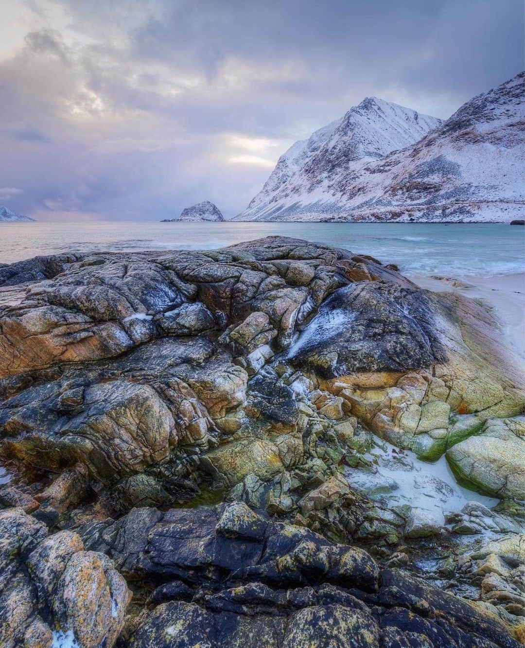 instagoodのインスタグラム：「@philipesterle f r a c t u r e s 12398⁠⠀ ⁠⠀ Haukland Beach, with overcast skies.⁠⠀ ⁠⠀ Leknes, Nordland, Norway⁠⠀」