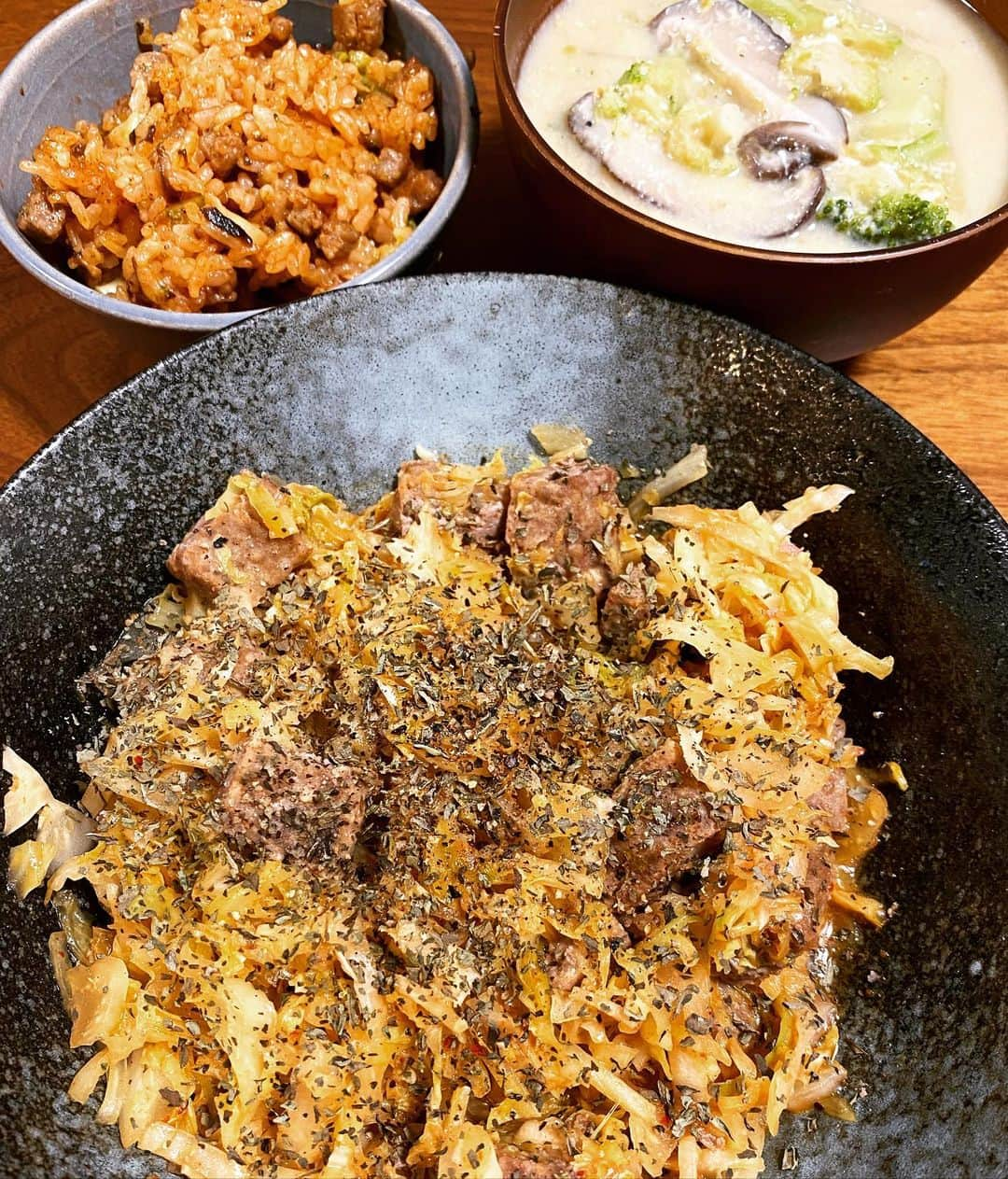 西山茉希さんのインスタグラム写真 - (西山茉希Instagram)「ストックご飯はオムライス。  #西山食堂 #冷凍庫整理 #サイコロステーキdeオムライス #キャベツとワカメのスープ #残り野菜de母さんスープ #サイコロステーキムチソテー （キムチ鍋の素活用）  キャベツをどこにでも使って消費。 今日は人参大量消費に向かおうかな。  一匹ホッケもまだいたな。 買い物行くのはやめよう。  #冷凍庫をスッキリさせようdays #ぐんもです」2月9日 8時27分 - maki.nshiyama50