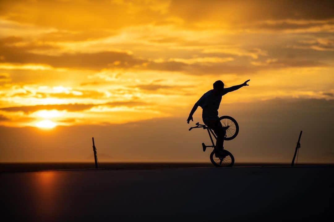のインスタグラム：「シルエット photo by @satoshi.saijo  #aresbikes #bmx #flatland #freestyle #madbunny #ug #dvsshoes」