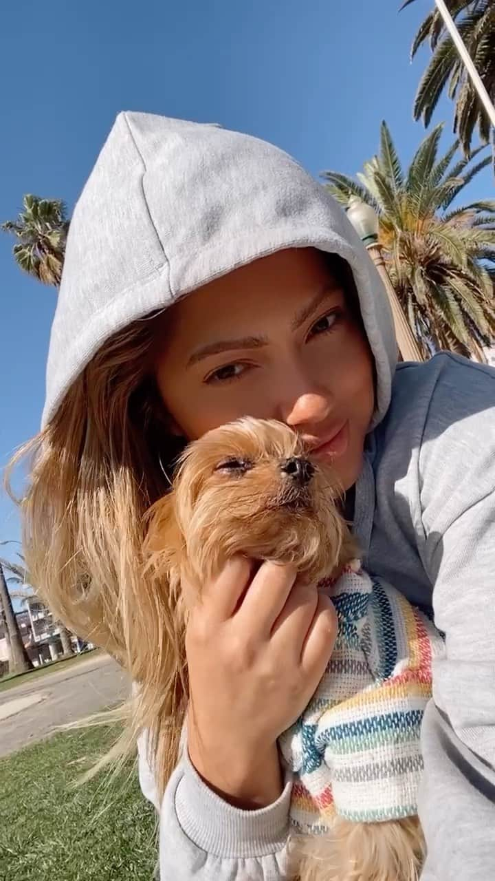 ジェシカ・バーチアーガのインスタグラム：「Beach days are the Best days ☀️🐶」