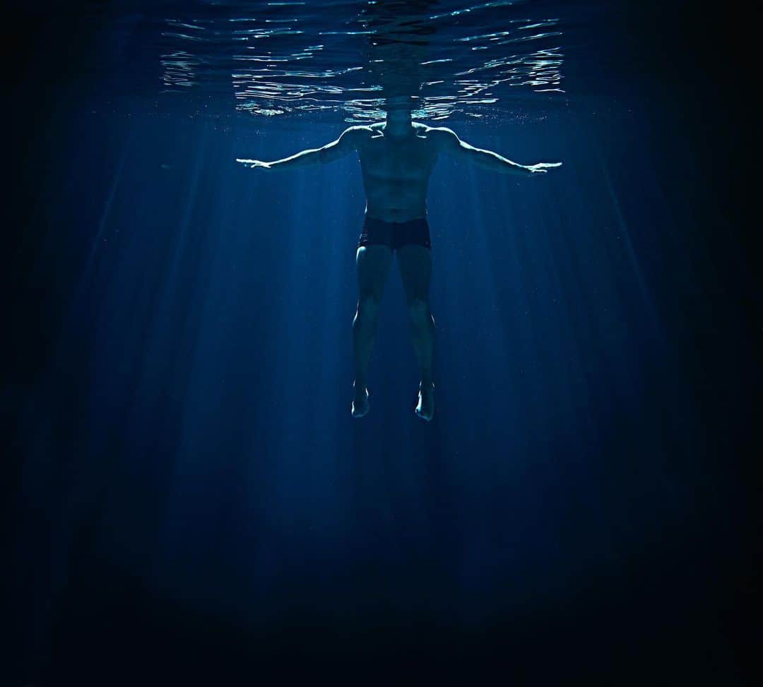 マイケル・クリムさんのインスタグラム写真 - (マイケル・クリムInstagram)「Keeping my head above water... @klimbymichaelklim #deepblue #itsbetterdownhere #fragrance」2月9日 8時48分 - michaelklim1