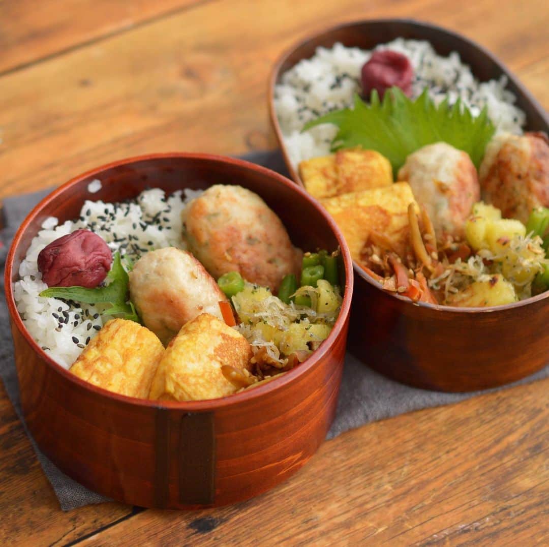 yukiyoのインスタグラム：「2021.2.9* ・ 今日のお弁当 ・ ごま塩梅干しご飯 甘い出汁巻 梅しそチーズ棒つくね きんぴらごぼう じゃことじゃがいもペペロン炒め いんげんごま和え ・ ・ 棒つくねとじゃがいもペペロンは キナリノさんの記事のレシピから。 "お弁当"　"作り置き"　で検索すると出てきます。 ・ ・ 今週のけんさん弁当これにて終了。の予定。 明日は日帰り温泉行くんだって 何処のか知らんけど笑 ・ ・ 最近職場で色々あって イラつく事が多いからねー リフレッシュしてきてください ・ ・ #お弁当 #obento #bento #lunch #lunchbox #onthetable #japanesefood #暮らし #曲げわっぱ #lin_stagrammer #ロカリ #おうちごはんLover #マカロニメイト #IGersJP #フーディーテーブル」