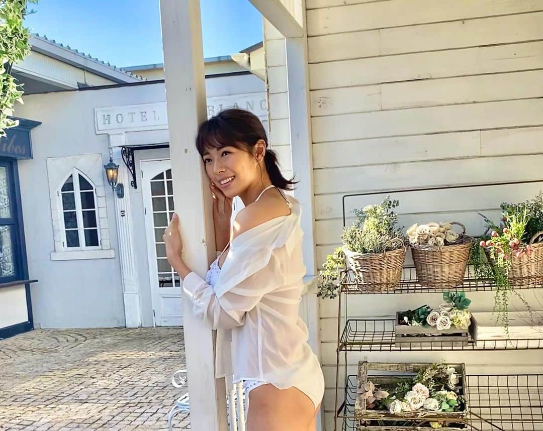 わちみなみのインスタグラム：「おはようございます✨ トレカ予約できましたか？  朝な感じもすごく好きです。 写真によって顔が変わりますね😌  わたしは顔の歪みで左右が違って、、 左の顔のこの角度がスッキリしていて好きです。笑 全部私なんですけどね(o^^o)  #グラビア　#トレーディングカード #トレカ　#わちみなみ」