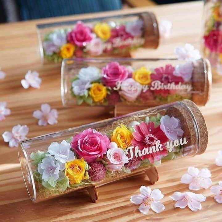 東京堂アーティフィシャルフラワーMAGIQのインスタグラム：「・ 【MAGIQ】Spring Gift🎁フォトコンテスト ・ 💫💫💫💫💫💫💫💫💫💫💫💫💫💫💫💫 ・ 👑【入賞】発表❗️ 👑 ✳️💫 Congratulations 🏆💫✳️ 🎊 おめでとうございます！ 🎉🎊 ・ Photo by @878hanaya 👏👏👏 ・ 💫💫💫💫💫💫💫💫💫💫💫💫💫💫💫💫 ・ フォトコンテストへの投稿ありがとうございます🙇 ・ 素敵な写真を共有させて頂きます♪ ・ これからも @magiq.jp を宜しくお願いいたします。 ・ 🔸🔸🔸🔸🔸🔸🔸🔸🔸🔸🔸🔸🔸🔸🔸🔸 ・ 【Spring Giftフォトコンテストへご参加の皆様】 フォトコンテストへのご参加ありがとうございました🙇‍♂️ ・ 次回のご参加もぜひ宜しくお願いします🙇‍♀️ ・ #MAGIQ #MAGIQのある暮らし #TOKYODO #東京堂 #アーティフィシャルフラワー #アーティフィシャル #アートフラワー #造花  #フェイクフラワー  #花 #花のある暮らし #花のある生活 #花好きな人と繋がりたい #花を飾る #インテリア #インテリアフラワー  #フラワーデザイン #フラワーアレンジメント #フラワーアレンジ #アレンジメント #フォトコンテスト #フォトコン #artificialflower  #flowerofinstagram #flowersoninstagram #花藝 #꽃스타그램 #조화」