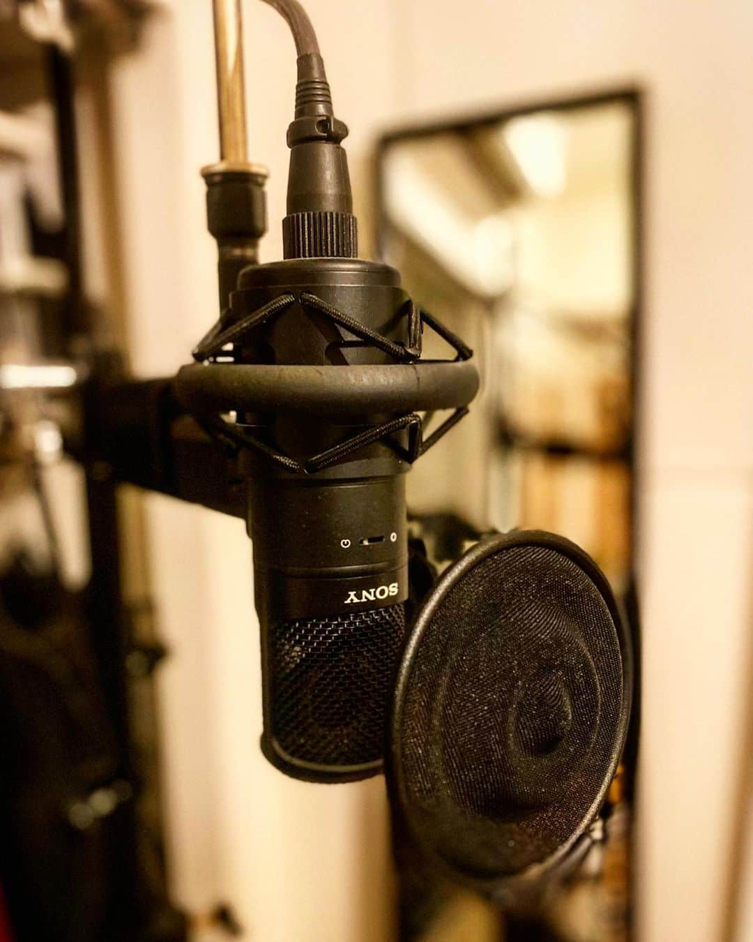 SHiNNOSUKEさんのインスタグラム写真 - (SHiNNOSUKEInstagram)「昨日はいい感じのvocal recができたおかげで、今日の朝も気分良い。  やっぱ音楽が好きなんだなーと感じれた1日でした。  では今日も良い一日を！！ おはよう、火曜！  #recording #vocalrecording #rookiezispunkd #stuw」2月9日 9時00分 - shinnosuke_rookiez