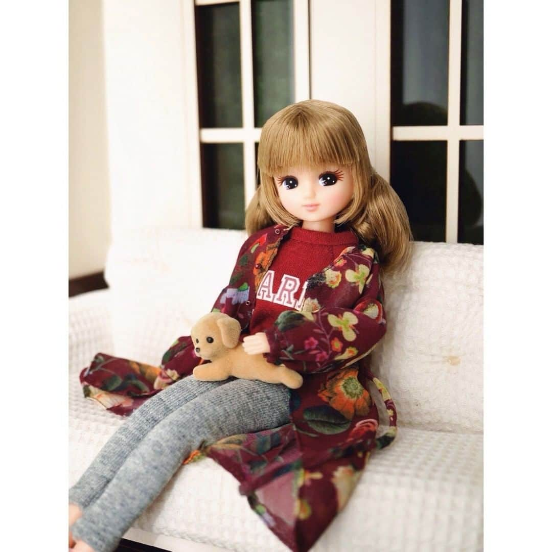 リカちゃんさんのインスタグラム写真 - (リカちゃんInstagram)「Today's #outfit is a #floral #gown and a #logosweatshirt ☆ #リラックスコーデで プリンちゃんとラブラブタイム♡ #ロゴスウェット は花柄の #ガウン を羽織るだけでフェミニン度アップ♪ 今日もかわいくのんびりしちゃお☆ #今日のコーデ #ootd #リカちゃん #fashion #ootd #hairstyle #licca #liccadoll #japanesedoll #japan #girl #instadaily #instagood #instagramjapan #instagram」2月9日 9時00分 - bonjour_licca