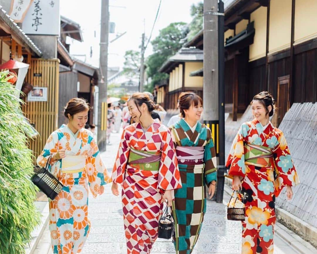 京都 着物レンタル くくる-Cucuru- レンタル着物さんのインスタグラム写真 - (京都 着物レンタル くくる-Cucuru- レンタル着物Instagram)「京都での思い出はくるんで✨. ロケフォトも¥19800から📸.  最大¥3000引きの学生の方向けおトクなサービスを行っております。. . . . となりのmucu写真製作所(@photostudio.mucu )にてスタジオ撮影やロケーション撮影とあわせたお得なプランもご用意しておりますのでお気軽にお問い合わせくださいませ😊. . . . . Curunはキレイとカワイイを追求するんです❤️ . 振袖や袴も沢山ご用意しましたよ❤️ . メーカーだから出来る高品質で地域最低価格‼️ . . 着物メーカーだから安心のプロ着付け👘 . カワイイ💞オリジナル着物沢山‼️ 祇園 八阪神社 高台寺 安井神社【安井金毘羅宮】清水寺 八坂の塔等観光地へのアクセス抜群！ . 📞075-531-5525 . . http://kimono-cucuru.jp/  #京都くるん  #着物レンタル #京都着物レンタル  #レンタル着物  #ファッション #ヘアセット #かわいい着物 #着物レンタル京都 #京都着物レンタルくるん #京都レンタル着物くるん #京都カフェ #京都観光  #お洒落さんと繋がりたい #京都きものレンタル #京都着物 #浴衣レンタル #京都浴衣レンタル  #京都着物レンタルcurun #学割  #京都レンタル着物 #レンタル着物くるん #くるん #ヘアセット #gotoキャンペーン 好きな人と繋がりたい #着物コーディネート #着物ヘア #gotoキャンペーン #gotoトラベルキャンペーン #gotoキャンペーン」2月9日 9時01分 - kimono.curun