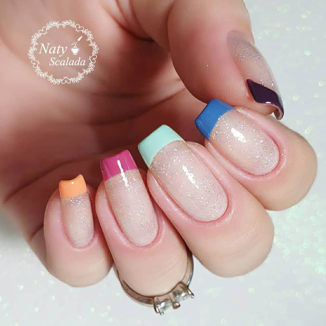 Risqueのインスタグラム：「Coloca pra fora o arco-íris que existe dentro de você! 🌈 A  musa @natyscalada usou a Nova Colecão #RisquéRevoluçãoDasCores para criar essa inglesinha linda que está super em alta com o brilho do #AsMilPurpurinas. Ficou perfeita, né?! Faça em casa e poste usando #EuQueFizRisqué para aparecer aqui! ⠀ 💅 Esmaltes usados: Menta.liza, Preguiça de Padrão, De Pacífico Só o Oceano, Rosa para Todes, Cancela Julgamentos. ⠀ #TáNasNossasMãos #EsmaltesRisqué #RisquéOficial」
