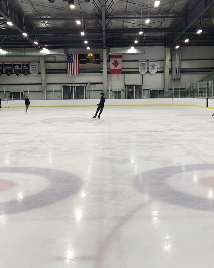 ヤロスラフ・パニオットのインスタグラム：「Quadlutzin and handsuppin @auraskates @johnwilsonblades #4lz #quadlutz #figureskating #iceskating⛸ #jumps #spinning #greatparkice」