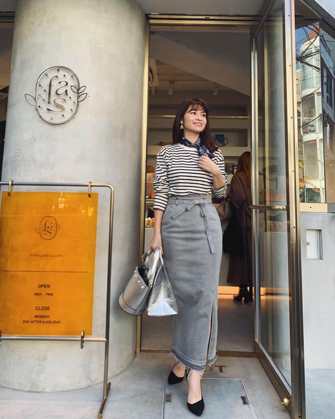 吉田奈央のインスタグラム：「春の大人カジュアルル〜👖  好きなんですヒルナンデス。 ボーダーにデニムスカート毎年絶対やってる！  スカートは @ezick.official 🖤🤍🖤 デニムには珍しいグレーを選んだよ。 タイトになっててウエストの結び目デザインもかわいいの。  パーカーjr.にも合いそうやし黒のドットのブラウスとかにも合わせたい👀  トップスは @zara の新作。 白すぎずアイボリーっぽい白さだからイエベにはかなり使える✨  柄×柄ってしつこくなるけど、 ボーダーと柄スカーフは結構相性良くない？ この組み合わせもすきやねん⚓️  ＊  #エジック#エジックスナップ #ezick#ezicksnap#エジ子#大人カジュアルコーデ#きれいめカジュアル#春コーデ#デニムコーデ#デニムスカート#タイトスカート#ボーダートップス#スカーフアレンジ#スカーフコーデ#モノトーンコーデ#大人コーデ#ザラ#ザラコーデ#otonamuse#classymagazine#雑誌very#ママコーデ#カジュアルコーデ」
