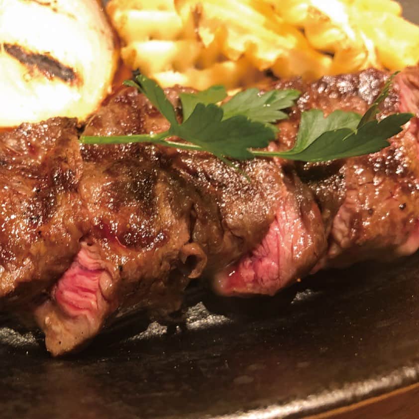 Depth_TECHNOLOGYのインスタグラム：「2月9日は「お肉の日」  全国食肉事業協同組合連合会（全肉連）が毎月29日と2月9日をお肉の日として各種キャンペーンを展開しています。語呂合わせから来ているようですが、2月は29日がないのでこの日に！という意味もあるようです。  さぁ、今日は何のお肉を食べましょうか？自粛中ですしお肉は少し奮発したい！気持ちです。  とはいえ、頭皮環境を考えれば赤身や脂質の少ないものがおすすめではありますが。。。。」