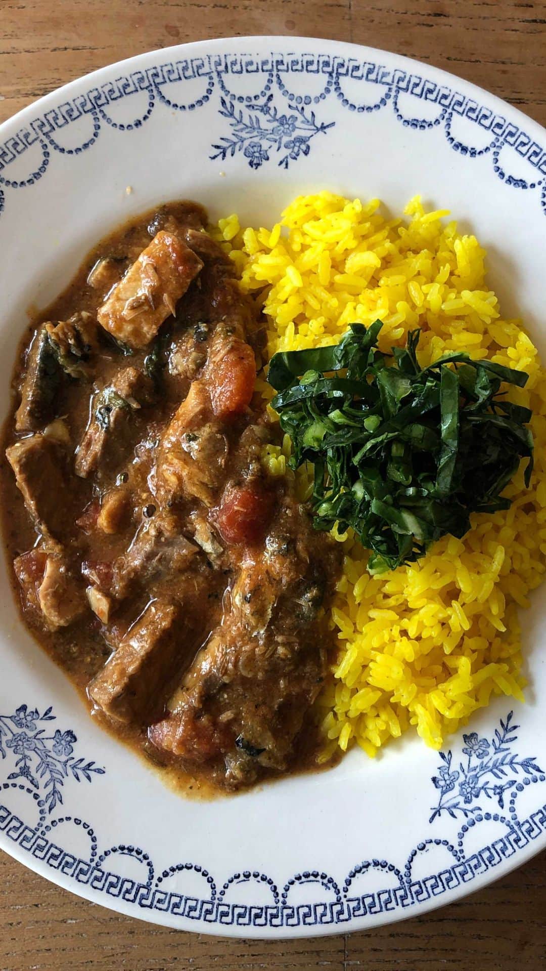 のインスタグラム：「\\言葉のレシピ// 『サバトマトカレー』  鯖のオリーブオイル漬けという鯖缶を使ったスパイスカレー。  オリーブオイルと塩で作られた鯖缶。オイリーな中に鯖から出るの水分も入ってました。それを全部使って。 お肉じゃない気分の日にぴったり。  トマト、にんにく、生姜、スパイスで臭みもなく、ターメリックパウダーとオリーブオイル少しを加えたジャスミンライス、梅酢を揉み込んだケールを添えて。 栄養満点な自分まかないご飯。  １５分あれば出来ちゃいます。 ざっと言葉でレシピを。 ↓  材料 鯖缶（今回は動画の中にあるもの使いました）2缶 カットトマト缶　1／2缶 にんにく　1かけすりおろす 生姜　1かけすりおろす クミンシード　小さじ1 カレー粉　大さじ1〜2 カルダモン、コリアンダーパウダーなどお好みのスパイス　適量 水またはお出汁　様子を見て200mlほど アーモンドパウダー（あれば）大さじ3  ※鯖缶が水煮の場合はオリーブオイル　大さじ2位  作り方 1.鯖缶をオイルごとフライパンに入れ、クミンシードを加えてグツグツさせる。  2.カットトマト、にんにく、生姜、カレー粉、お好みのスパイスを入れて数分煮込む。  3.水かお出汁（鶏ガラや和風なんでもOK）で水分を調整し、塩で味を整える。  4.私はアーモンドパウダーを最後に加えますが無ければ入れなくてもOK。  ※カレー粉は動画の中のものを使いました。 鯖缶は色々種類がありますので、オイルの量など加減してくださいね。 にんにく、生姜はぜひ生のものをすりおろしてください。チューブタイプを使うより断然美味しくなります。  #tottogohan  #tottoレシピ #tottoカレー#黄川田としえ  #lunch #dinner #curry」