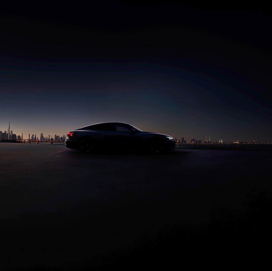 ステファニー・ギルモアのインスタグラム：「👀This might be the sexiest electric car yet! @audi continues driving progress. And in the best way possible - Electric. Follow the reveal of the new Audi e-tron GT on Feb 9th at www.progression.audi ⚡️#etronGT」