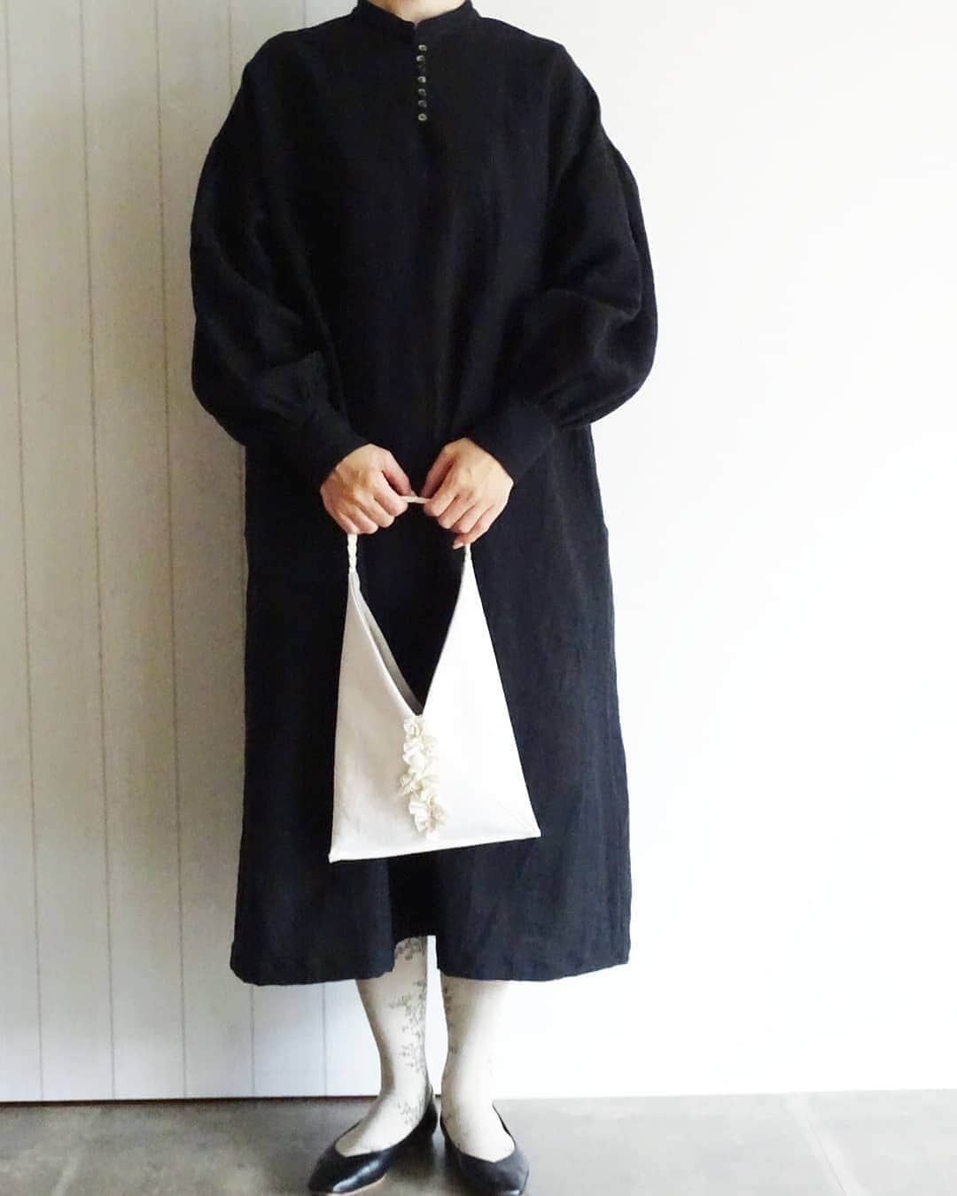Keikoさんのインスタグラム写真 - (KeikoInstagram)「† 2021.2.9 † 寒さもそろそろ終わりかなぁ~ 気温は低いけど 日差しの温かさが感じられて 春の訪れが楽しみですね♡ さて 先週4日より開催されている 京都のtoritoRuさんでの企画展 『ハレの日も私らしく』 では 特別な日の為の装いをテーマにしたお洋服とバッグたちをお送りしています。 現在の在庫はわかりませんが toritoRuさんでは 通販対応もしてくださいますし 着動画やライブ配信でもご紹介くださっています！ 色々工夫してくださって 本当にありがとうございます。 着た感じが分かりやすくて 私もワクワクしながら 拝見しています♡ やっぱり素敵に着ていただけているのを拝見できるって とっても嬉しいですね！ 私のインスタでは 作品がより美しく見えるように そして着てみたいなぁ と思っていただけるように を心がけて写真を撮っていますが やっぱり動画って より分かりやすくて良いですね☺️ 是非皆さんもご覧くださいね。 私はまた来週 ワンピースを中心にお送りする予定です。 バッグや靴など コーディネートアイテムを替えるだけで 普段のお出かけにもお召しいただけるような 可愛いワンピースを制作中です♪ どうぞお楽しみに。 † 『ハレの日も私らしく』 京都宇治市 toritoRuさま @toritoru.uji ~3.1monまで 11:00~17:00 † #ハンドメイドのお洋服#大人コーデ#ナチュラルコーデ#ハレの日も私らしく#ハレの日コーデ#卒入園#卒入学#卒業#入学」2月9日 9時13分 - shell_house1025