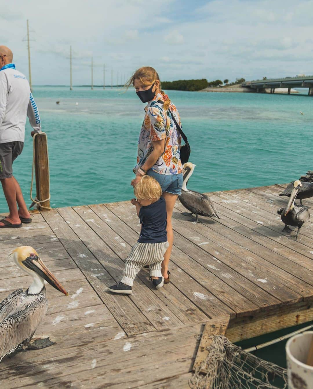 エミリー・デ・レイヴィンさんのインスタグラム写真 - (エミリー・デ・レイヴィンInstagram)「When in the Florida Keys...feed the Tarpon! (or mermaid fish as I re named them!😉🧜🏼‍♀️-their scales look like a mermaid tail!) I nearly got a finger nip haha, a seagull totally stole one of my feeding fish out of my hand when I was holding it up high so the (VERY feisty!) Pelicans didn’t eat it! And poor Vera got nipped on the arm (she’s totally fine & was very brave!) by a pelican trying to steel more of our fish 😂  In other news- Theo is now OBSESSED with motorcycles 🙄🤪.  Super fun day, & ended it with some really yummy shaved ice! This place @robbiesofislamorada has such a beautiful story/history too- I’ll post it in my stories! Highly recommend a visit! xoxoxox   📷 @eb.photogeography  #rvlife #lifeontheroad #tarponfeeding #floridakeys #thegreatoutdoors #anadventureaday #wearamask」2月9日 9時20分 - emiliede_ravin