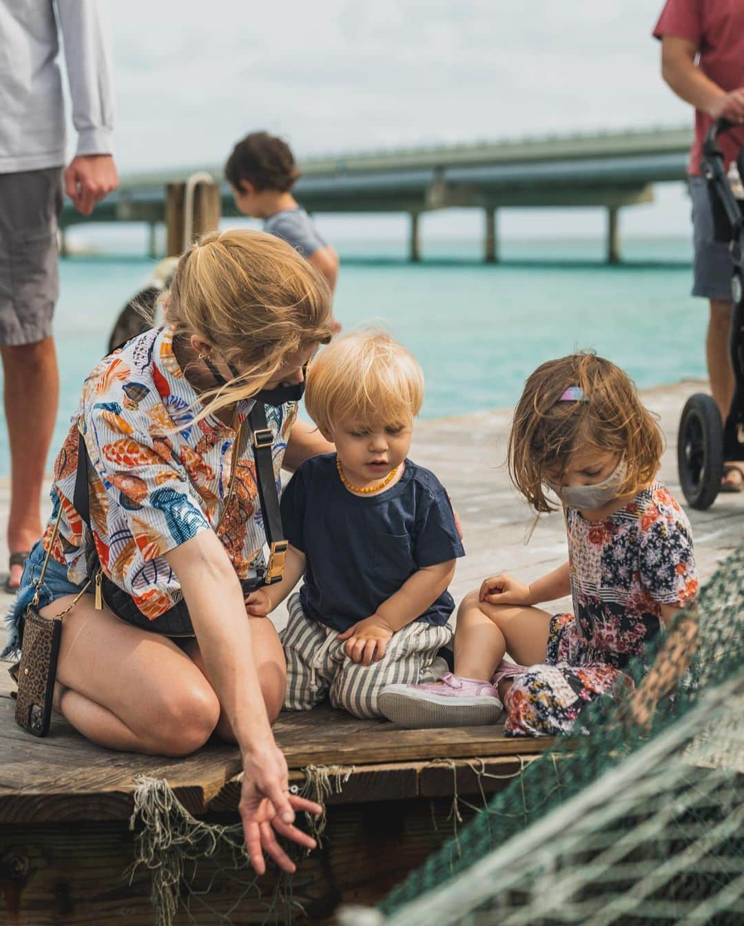 エミリー・デ・レイヴィンさんのインスタグラム写真 - (エミリー・デ・レイヴィンInstagram)「When in the Florida Keys...feed the Tarpon! (or mermaid fish as I re named them!😉🧜🏼‍♀️-their scales look like a mermaid tail!) I nearly got a finger nip haha, a seagull totally stole one of my feeding fish out of my hand when I was holding it up high so the (VERY feisty!) Pelicans didn’t eat it! And poor Vera got nipped on the arm (she’s totally fine & was very brave!) by a pelican trying to steel more of our fish 😂  In other news- Theo is now OBSESSED with motorcycles 🙄🤪.  Super fun day, & ended it with some really yummy shaved ice! This place @robbiesofislamorada has such a beautiful story/history too- I’ll post it in my stories! Highly recommend a visit! xoxoxox   📷 @eb.photogeography  #rvlife #lifeontheroad #tarponfeeding #floridakeys #thegreatoutdoors #anadventureaday #wearamask」2月9日 9時20分 - emiliede_ravin