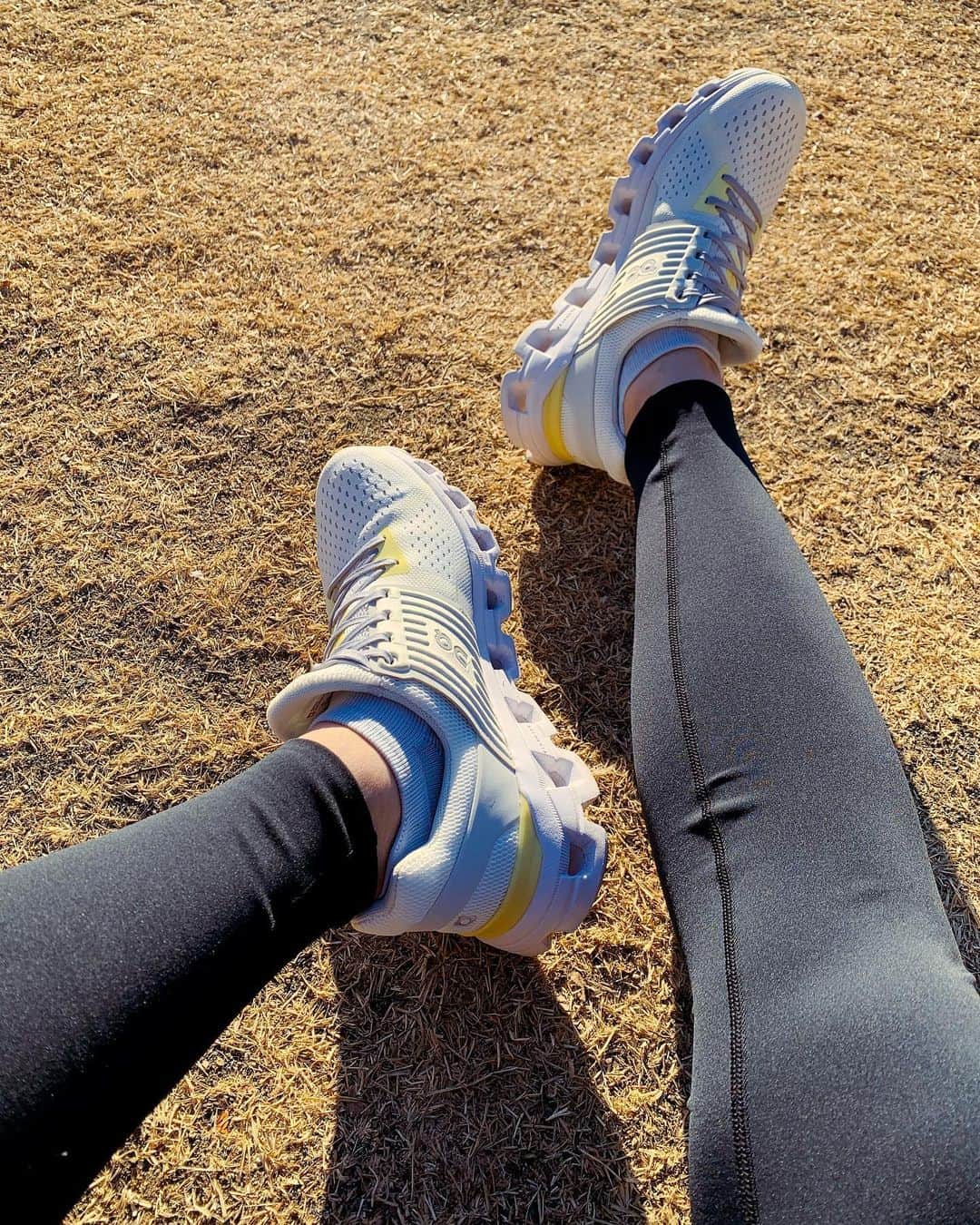 大杉亜依里のインスタグラム：「リニューアルした #Cloudswift と仲良くなろう👟☀️﻿ ﻿ いっぱい太陽を浴びて、パワーチャージ！！🏃🏻‍♀️🔥﻿ ﻿ 夫の仕事に合わせ、珍しく4:30から起きているから一日が長く、有意義😌☕️﻿ 早起きが習慣になれば最高なのだが現実はなかなか難しい(笑)💭﻿ ﻿ #onfriends #runonclouds #onrunning #早起き」