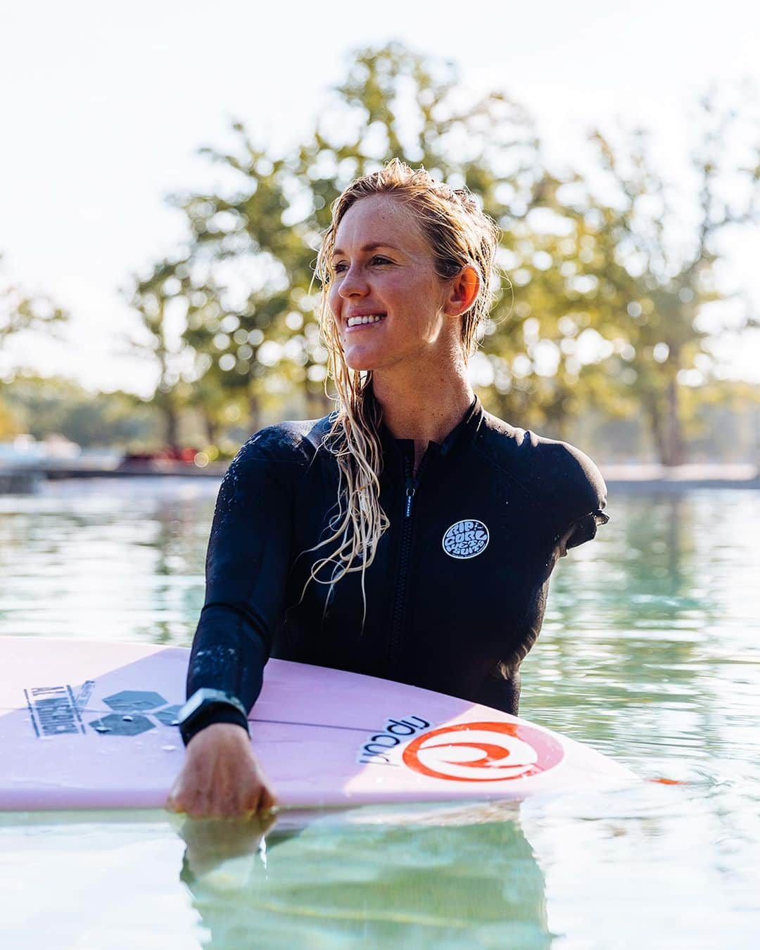 リップカールさんのインスタグラム写真 - (リップカールInstagram)「Wishing a special Happy Birthday to super-mom and all around legend, @bethanyhamilton! 🎈   We can’t wait to meet the new 👶🏼!」2月9日 9時27分 - ripcurl