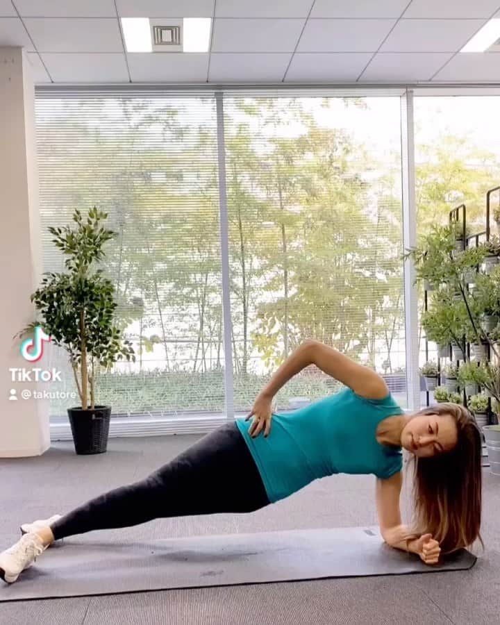 岡部友のインスタグラム：「#宅トレ #宅トレ女子 #美尻 #岡部友 #筋トレ #筋トレ女子 #homeworkout #training #stayhome」