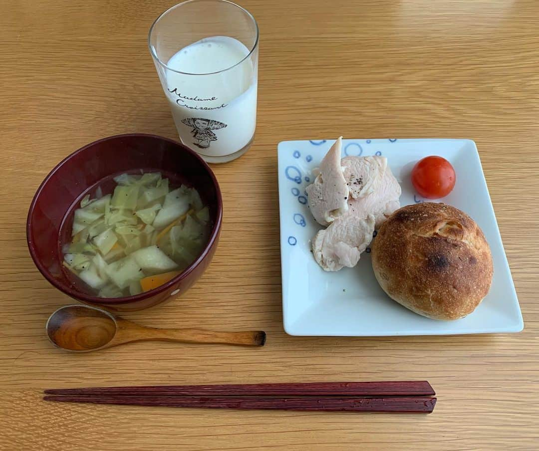 加納有沙のインスタグラム：「高タンパク質ご飯ってのはむずかしいなぁ。  よつ葉飲むヨーグルト+ 鶏ムネ肉 ミニトマト ライ麦ミニフランス 野菜スープ  鶏ムネ肉を茹でた残りに野菜を入れて即席汁物。  カロリー 約263kcal」