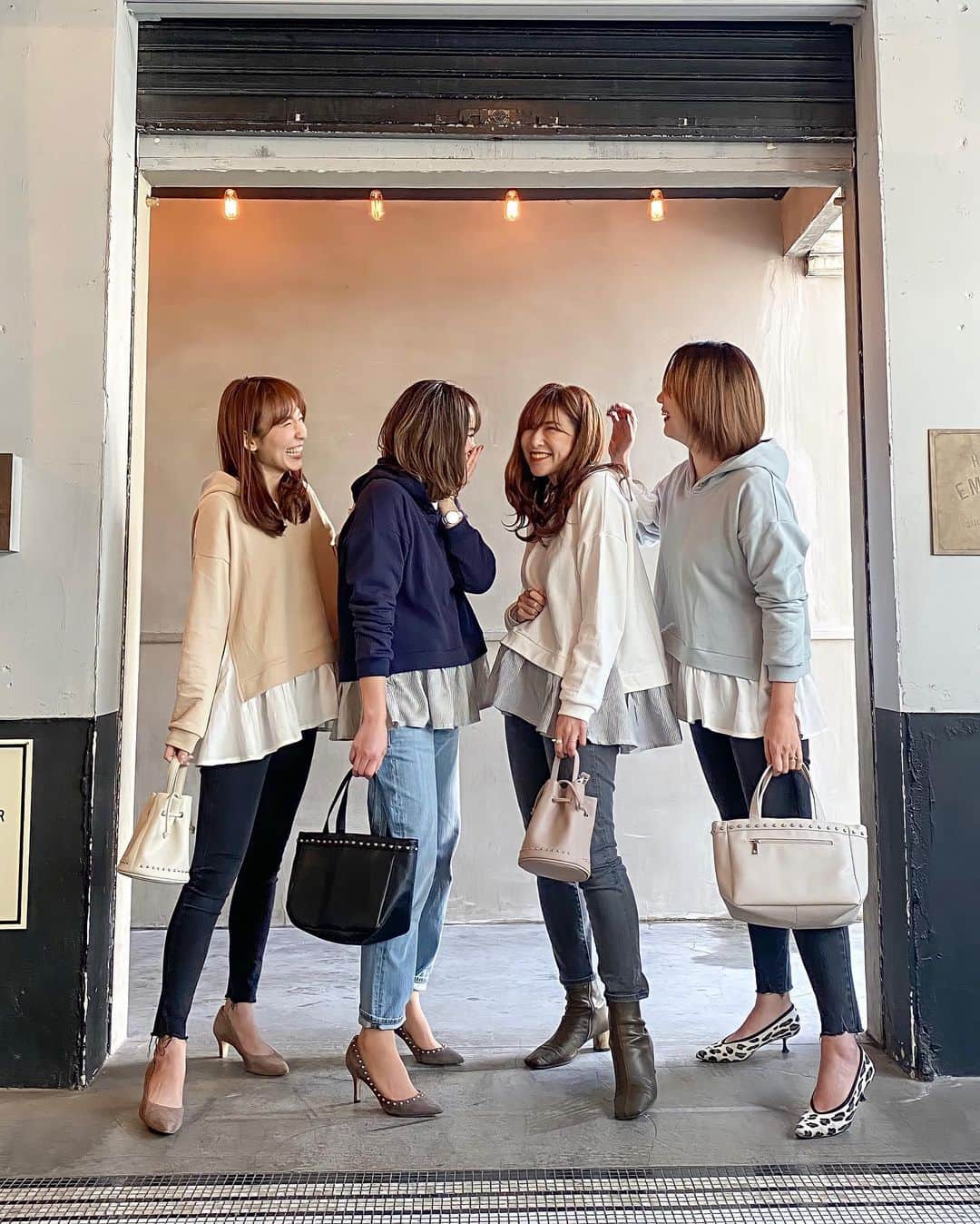 l.lily1013さんのインスタグラム写真 - (l.lily1013Instagram)「𝑆𝑝𝑟𝑖𝑛𝑔 𝑏𝑎𝑔.  @rococo39 × @donobanweb   DONOBANオフィシャルサイトで2/9 20:00~発売だよー✨  発売から24時間限定で500円OFFと送料無料キャンペーンをやるって😊✨  私は持ってる小さいほうのバッグをチョイス✨ ファッション選ばなくて可愛い♥️  トートも便利そうで欲しいー🥺 トートの方は中に絞れる蓋がついてて、中身出なくて安心✨  ベビーカーに引っ掛けたり、 サブバックで持ってると安心だよねー😊✨  #春コーデ#カジュアルコーデ#きれいめカジュアル#ママコーデ#30代ファッション #サブバック #エコバック#プチプラコーデ #リンクコーデ #お揃いコーデ  #coco_donoban #cocoコラボコーデ #rococo買い #COコラボ #cocoコラボ #DONOBAN #ドノバン」2月9日 9時31分 - l.lily1013
