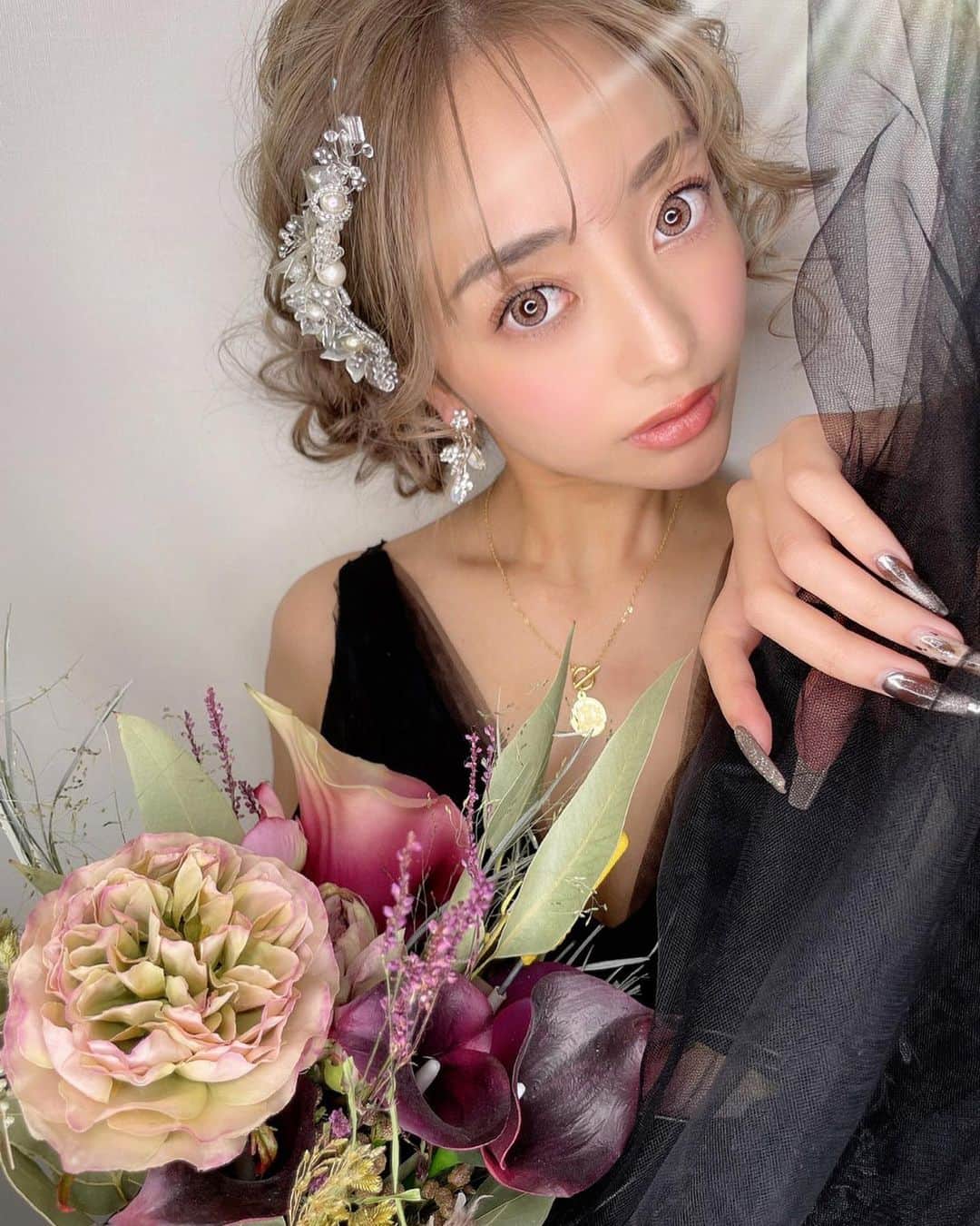 堀井大輔のインスタグラム：「・ ・ サイドよりお団子ヘア🍡 ・ 再来週も @erk_hsmt28 と撮影🙌 ・ たくさん撮るより、一つ一つこだわって 撮ってみる📸✨ よろしくお願いします♡ ・ ・ 今日は @_____.son と撮影📸 からの @bicuol でシンデレラプランの撮影📸 休日も、お仕事してきます✊✨ ・ ・ 𝑚𝑜𝑑𝑒𝑙 @erk_hsmt28  ℎ𝑎𝑖𝑟/𝑝ℎ𝑜𝑡𝑜 @daisuke_5511  ℎ𝑎𝑖𝑟 𝑎𝑐𝑐𝑒𝑠𝑠𝑜𝑟𝑦 @cerise_and_  𝑒𝑎𝑟𝑟𝑖𝑛𝑔 @laralaura73  𝑏𝑜𝑢𝑞𝑢𝑒𝑡 @bebu_flower  ・ ・ #クラウンヘアー#天白区#名古屋 #名古屋美容師 #美容師 #ヘアセット#セット#ヘアアレンジ #プレ花嫁 #作品撮り #ウェディングドレス #ホリーマジック #ホリージョ撮影 #ホリージョ #2021秋婚 #2021春婚 #2021夏婚 #全国のプレ花嫁さんと繋がりたい #ウェディングニュース #コテ巻き #巻き髪 #ゼクシィ2021 #アップスタイル #まとめ髪 #おだんご #編みおろし #Dressy花嫁 #プラコレ ￼ 	◦」